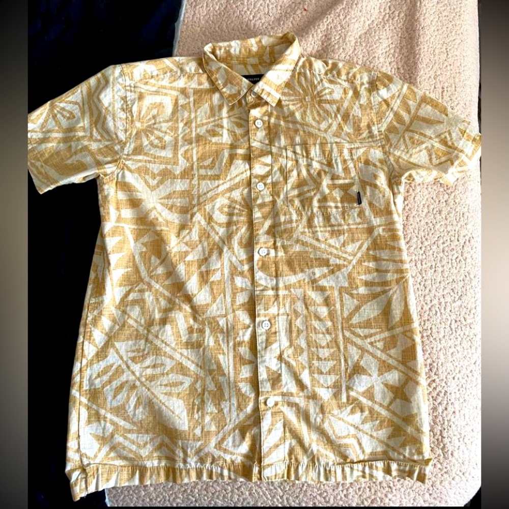 Great condition Quicksilver boys aloha attire shirt.  It’s a size boy large.
